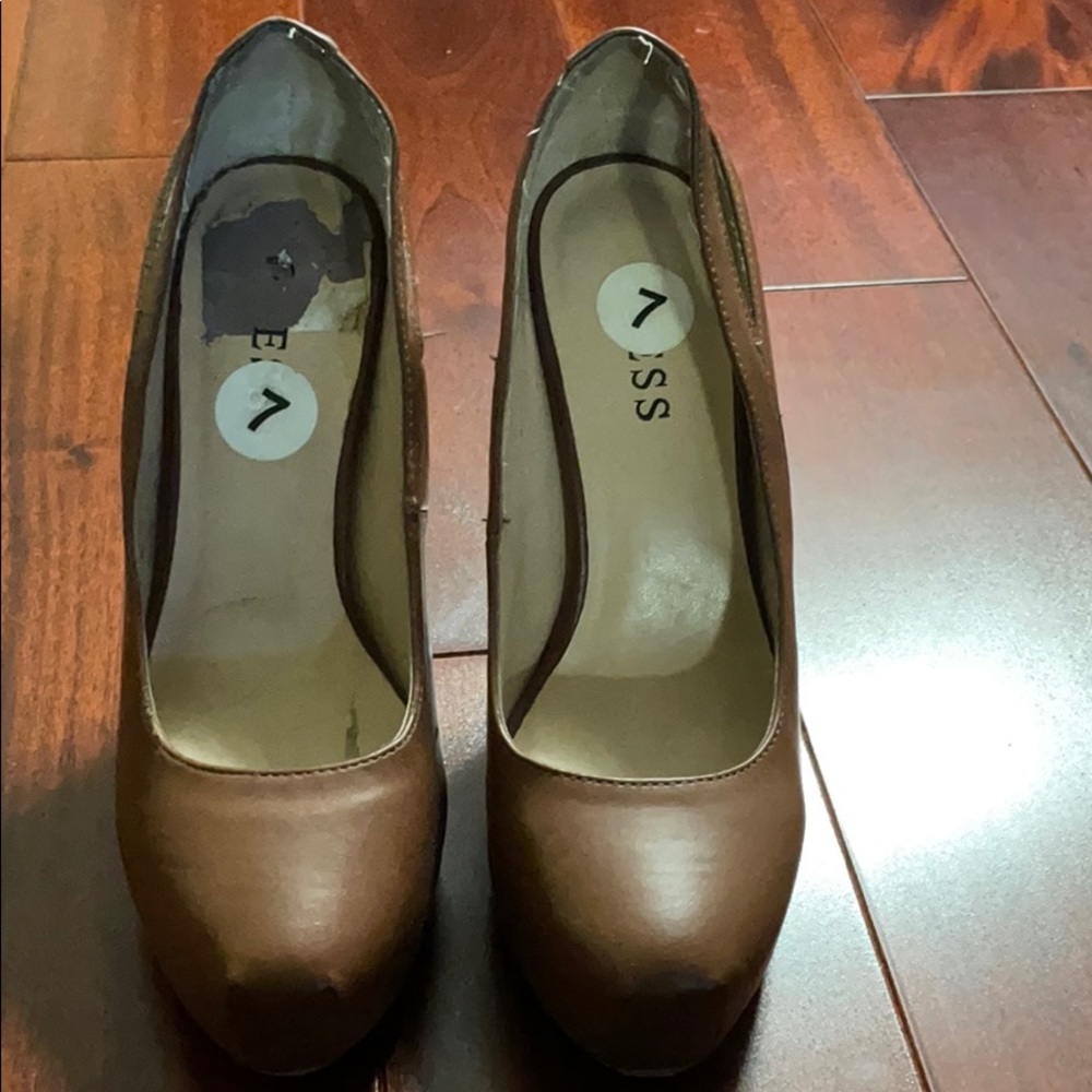 Guess platform pumps
